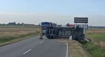 Wypadek z udziałem trzech samochodów w Osinach. Fiat Ducato przewrócił się na bok