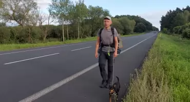 Darek z psem przemierzają Polskę pieszo. Idą z Zakopanego na Hel dla chorego Grzegorza