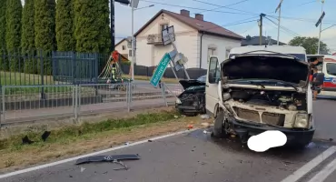 Zderzenie busa z toyotą w Małyszynie Górnym. Dwóch kierowców w szpitalu