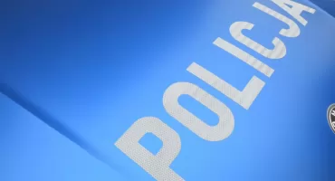 Zniszczenia na terenie szkolnego boiska w gminie Brody. Urządzenia do ćwiczeń uszkodzone