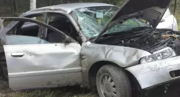 Wypadek na ul. Batalionów Chłopskich w Starachowicach. Kierowca audi dachował, straż i policja na miejscu