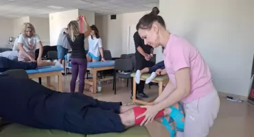 Fizjoterapeuci szkolą się w technikach leczenia bólu i zaburzeń ruchu