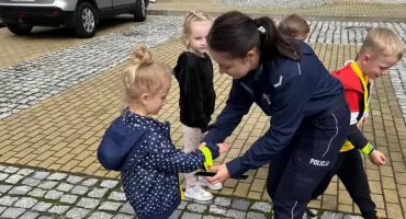 Sto lat kobiet w Policji. Klaudia Saramak z KPP w Starachowicach wie, że kobieta w mundurze łagodzi obyczaje