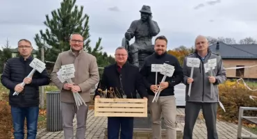 Burmistrz Wąchocka przekazał sadzonki dębu dla gmin powiatu starachowickiego