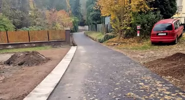 Ul. Dolna w Wąchocku z asfaltem  