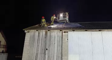 Strażacy interweniowali w Starachowicach i okolicach z powodu burzy - uszkodzone budynki i drzewo na jezdni