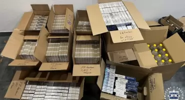 Kontrabanda w garażu. Policjanci zabezpieczyli ponad 240 tysięcy papierosów i 57 litrów alkoholu bez akcyzy