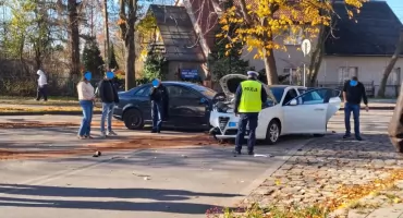 Stłuczka na skrzyżowaniu w Starachowicach. Kierująca i pasażerka zabrane do szpitala