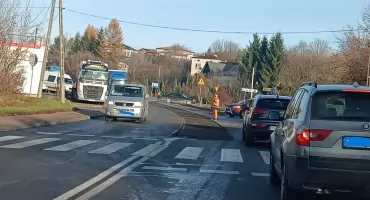 Ul. Ostrowiecka w korku, warto szukać objazdu