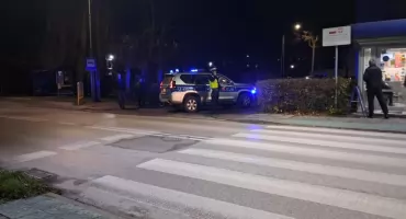 Kobieta potrącona na pasach, policja szuka sprawcy