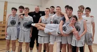 Koszykówka. Juniorzy U-17 Basket wrzucają rywalom 100 punktów