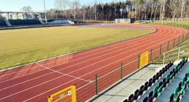 Dlaczego mieszkańcy nadal nie mogą korzystać z bieżni Stadionu Miejskiego? Odpowiedź na interpelację radnego zaskakuje!
