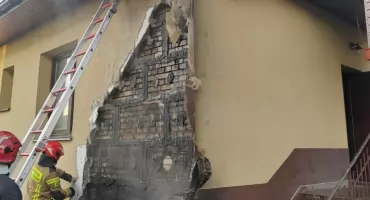 Płonący kosz na śmieci doprowadził do pożaru elewacji budynku w Starachowicach 