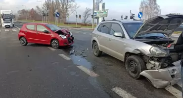 Kolizja na skrzyżowaniu czterech ulic w Starachowicach. Dwie osoby trafiły do szpitala