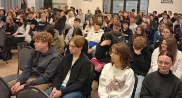 Edukacja oraz solidarność w walce z HIV/AIDS. Nagrody dla laureatów konkursu plastycznego.