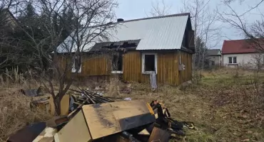 Dramatyczny pożar domu przy ul. Myśliwskiej. Policjanci uratowali uwięzionego mężczyznę