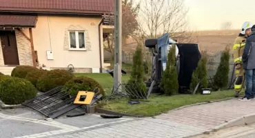 Krok do nieszczęścia. 18-latek uderzył w ogrodzenie