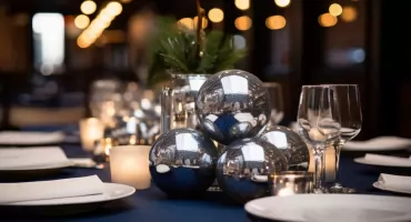 Wigilia firmowa poza biurem – jakie ma zalety dla zespołu?