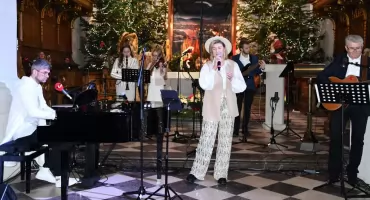 Pomoc dla Wiktorii i Amelii - kolędowanie na Św. Krzyżu