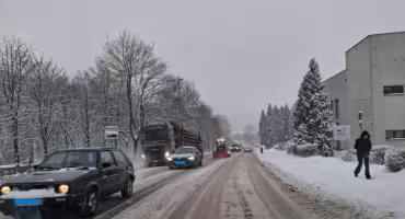 Drogowcy w akcji, ale aura w Starachowicach nie odpuszcza