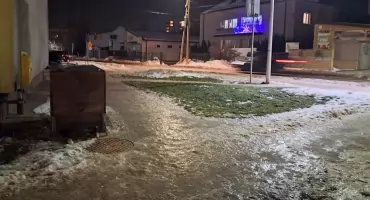Na chodniach w Starachowicach ślisko a piasku brak