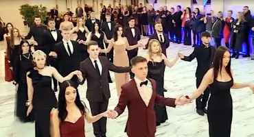 Maturzyści z technikum Zakładu Doskonalenia Zawodowego w Starachowicach na studniówce