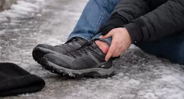 Śliskie chodniki, bolesne skutki - 100 procent więcej urazów