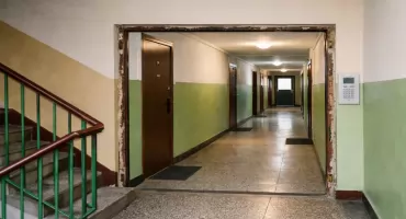 Bez drzwi po remoncie klatki schodowej przy ul. Wysockiego w Starachowicach