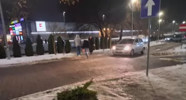 Niebezpieczne przejście do galerii w Starachowicach. Kto komu powinien ustąpić?