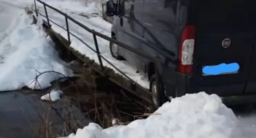 Tragiczny stan mostu w gm. Wąchock uniemożliwia dojazd do domu