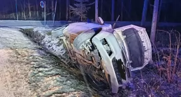 Auto w rowie, kierowcy brak