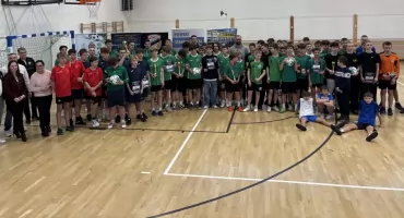 Halowe Mistrzostwa SP powiatu starachowickiego w piłce nożnej. Wiemy komu przypadł Puchar Prezesa MKS STAR