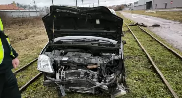 77-latek potrącił latarnię i wjechał na tory kolejowe przy galerii handlowej