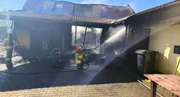 Pożar samochodu w garażu w gminie Brody - strażacy walczą z żywiołem