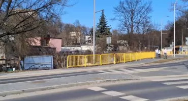 Bałagan przy rondzie Popiełuszki w Starachowicach. Mieszkańcy proszą o sprzątanie przy zjeździe w stronę Zalewu Pasternik