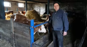  Z miłości do ziemi i rodzinnej tradycji. Rolnik ze Szerzaw prowadzi gospodarstwo i hoduje bydło