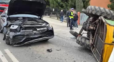 Zderzenie Mercedesa z ciągnikiem na ul. Kopalnianej. 75-latek trafił do szpitala (nowe informacje)