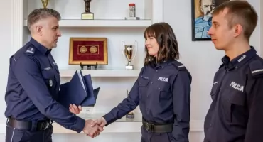 Policjanci ze Starachowic uratowali życie 23-latka. Otrzymali gratulacje od komendanta wojewódzkiego