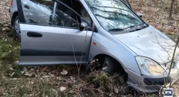 Ucieczka 19-latka! Rozbił hondę w lesie i próbował zwiać pieszo (film)
