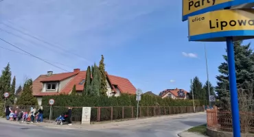  Niebezpiecznie przy ul. Partyzantów w Starachowicach. Piesi spacerują a przejścia brak!