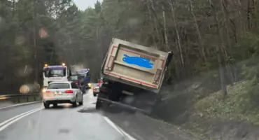 Ciężarówka w rowie w lesie pod Rzepinem 