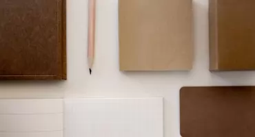 Druk materiałów biurowych – praktyczne zastosowanie teczek ofertowych i notesów