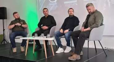 Kreatywni i przedsiębiorczy w Pałacyku. O sztuce przetrwania w męskim gronie