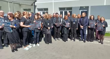 Szpital powiatowy w Starachowicach dołączył do Czarnego Tygodnia. Minuta ciszy pod szpitalem
