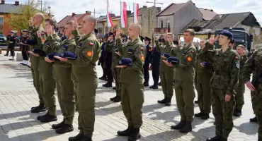 Uroczyste ślubowanie klas mundurowych i niemundurowych na starachowickim rynku