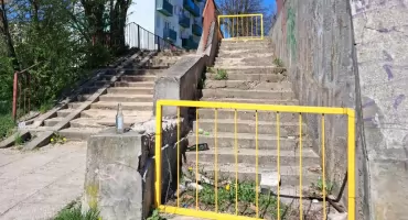 Schodki przy Al. Armii Krajowej dosłownie się sypią. Gdzie bezpieczeństwo?