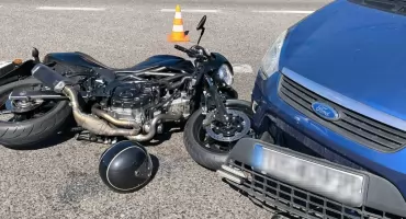 Zderzenie motocykla z osobówką. Motocyklista w szpitalu
