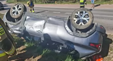 Dachowanie pojazdu w gm. Pawłów. Policja szuka kierowcy