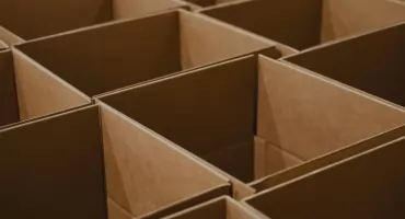 Kartony klapowe, paletowe i archiwizacyjne — który typ sprawdzi się w Twoim magazynie?