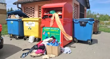 Czerwone kontenery pękają w szwach